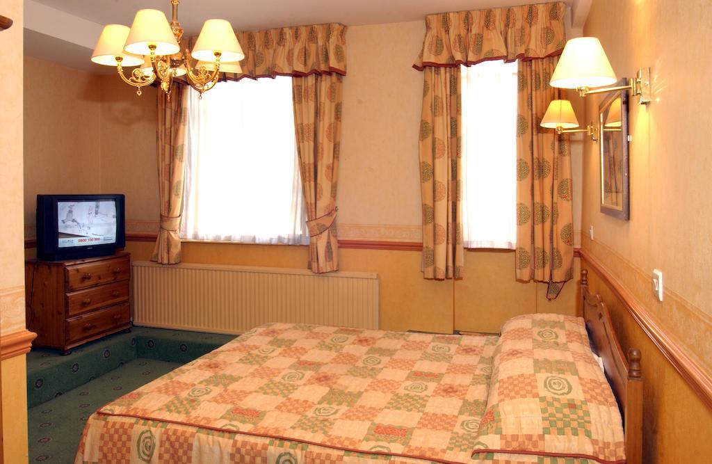 Station Hotel Глостер Экстерьер фото